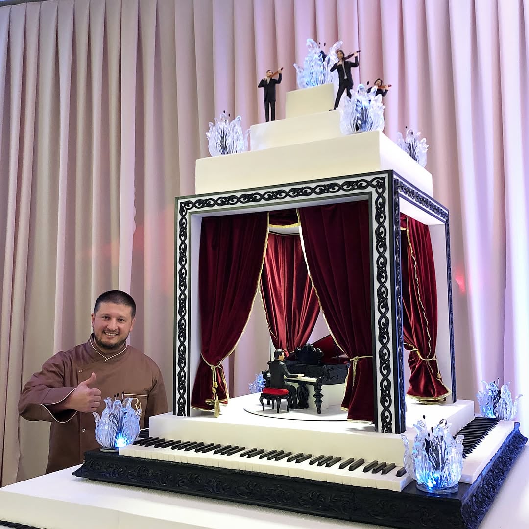 Renat Agzamov colgó los guantes, pero encontró su profesión en la pastelería