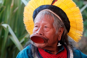El emblemático cacique Raoni Metuktire, líder de la etnia Kayapó y el más representativo de los jefes indígenas de la Amazonía brasileña. EFE/EPA/GUILLAUME HORCAJUELO/Archivo