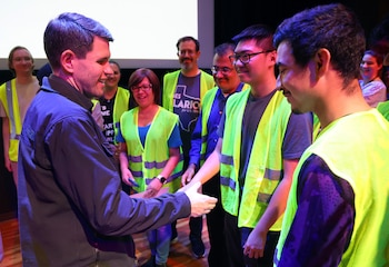 El representante estatal de Texas, James Talarico, estrecha la mano de voluntarios tras un mitin en la Universidad de Texas en Dallas el 26 de febrero de 2026 en Richardson, Texas. Talarico se enfrenta a Jasmine Crockett en las primarias demócratas para el Senado del martes
Richard Rodriguez/Getty Images/AFP (Foto de Richard Rodriguez / GETTY IMAGES NORTH AMERICA / Getty Images vía AFP)