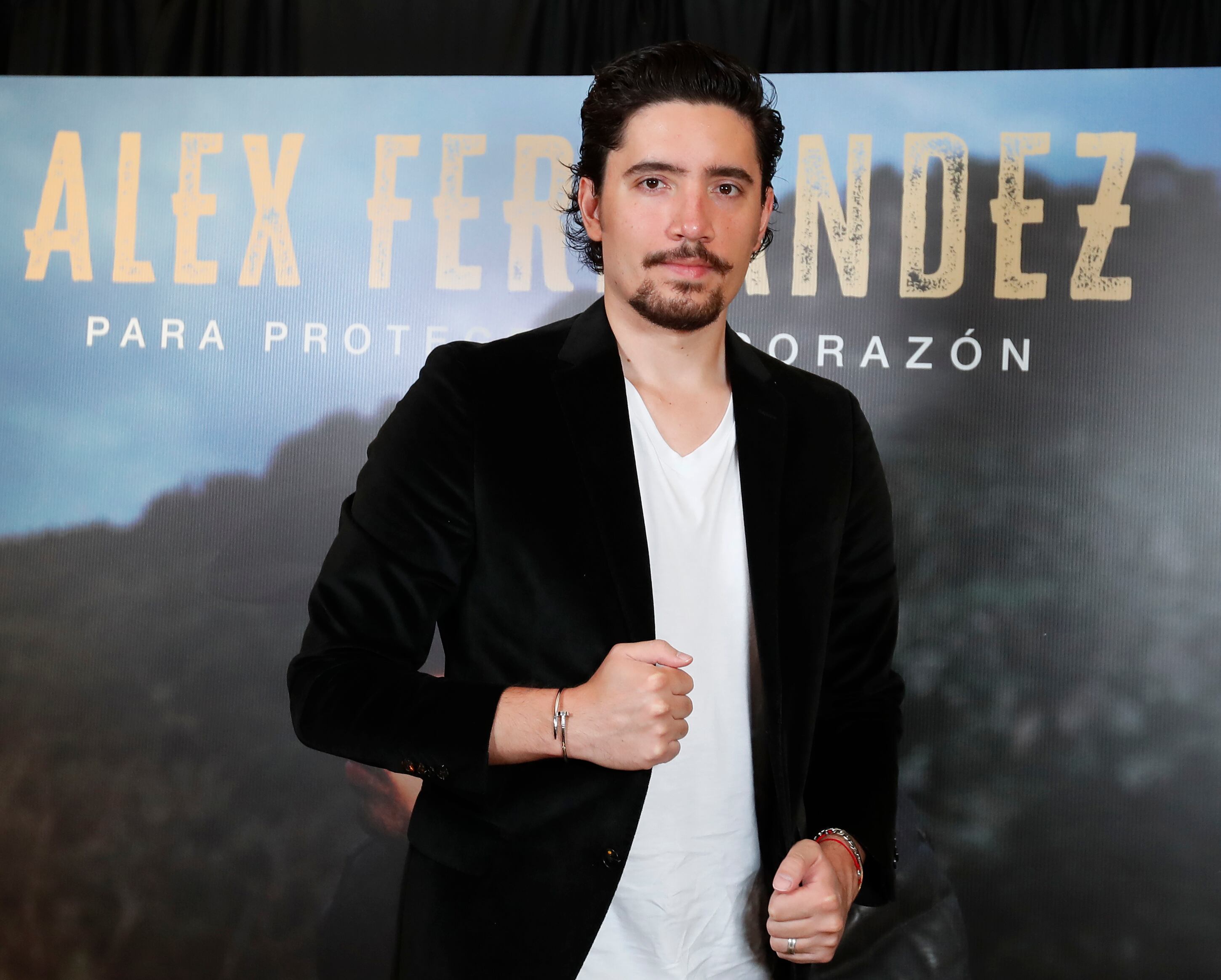 El cantante mexicano Alex Fernández interpreta una de las composiciones de Vadhir Derbez. EFE/Mario Guzmán