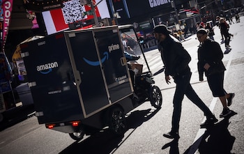 En 2025, Amazon procesó más de 8 mil millones de pedidos Prime en el mismo día o al siguiente, creciendo más del 30 % en un año (REUTERS/Mike Segar)