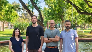 Un estudio confirma que pavimentos permeables mantienen la capacidad de retener microplásticos y contaminantes en años