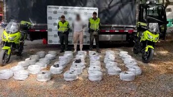 Con material explosivo camuflado en