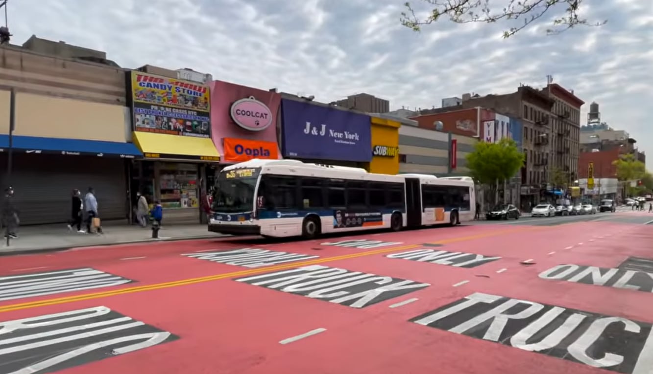 El NYCDOT sostiene que los busways de Nueva York mejoraron hasta un 60% la velocidad de los autobuses y redujeron lesiones de peatones y ciclistas hasta un 45% (NYC City DOT/MTA)