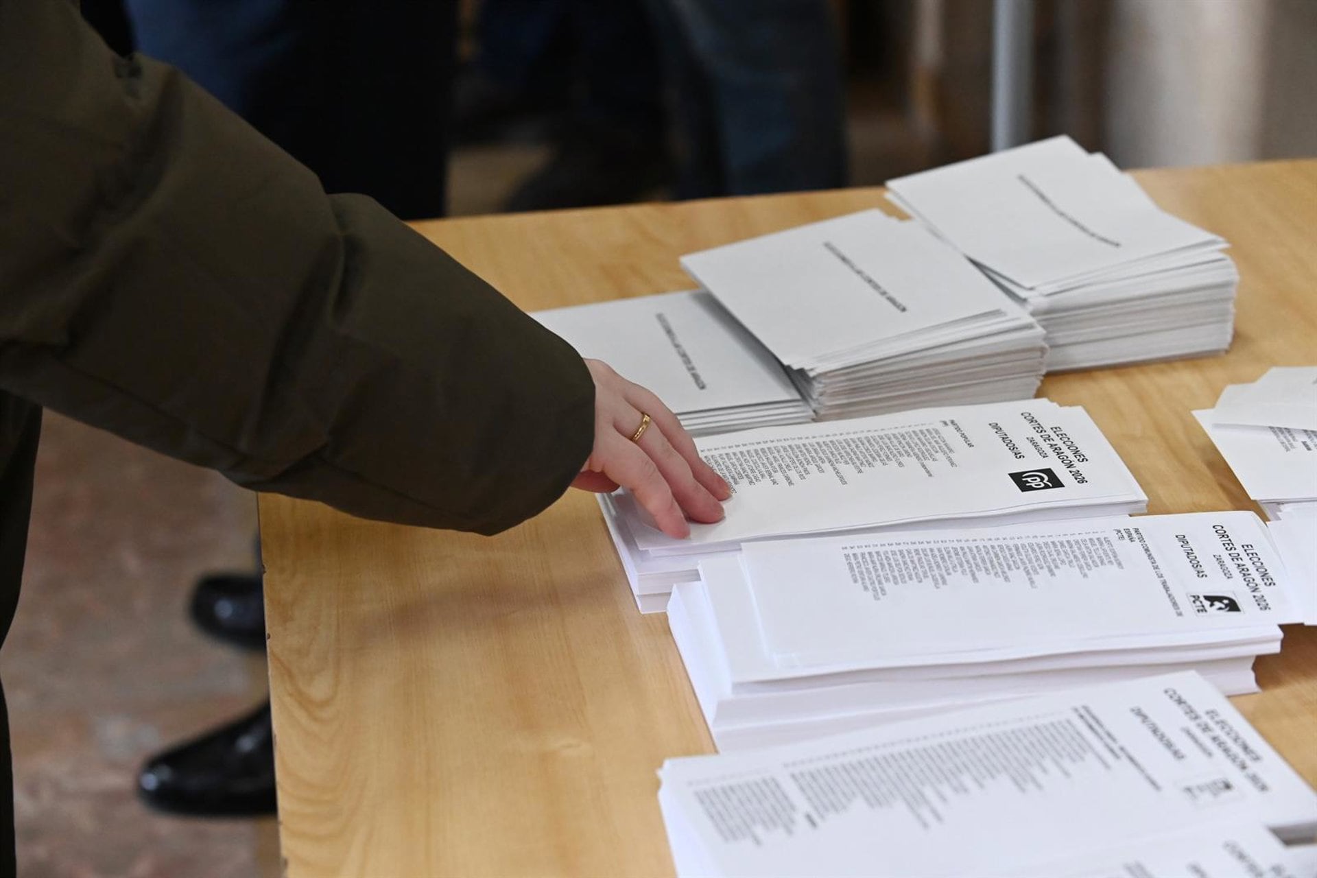 El Aragón rural vota con tranquilidad y sin prisas en una mañana fría