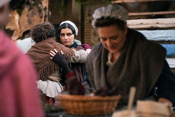 'Valle Salvaje'. Luisa se encuentra con alguien en el mercado. (RTVE)