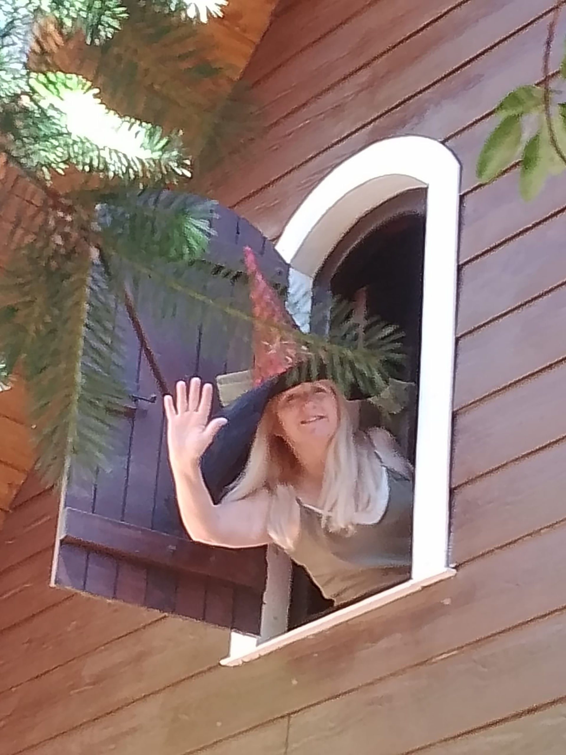 Detrás de esta experiencia inmersiva está la arquitecta María del Valle Cantaluppi Yrigoyen, quien en 2022 ganó USD 100.000 en un concurso llamado OMG Fund, de la plataforma Airbnb, que buscaba fomentar la construcción de 100 diseños únicos a nivel mundial