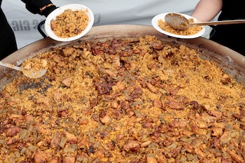 Una paella valenciana (EFE, Montaje Infobae).