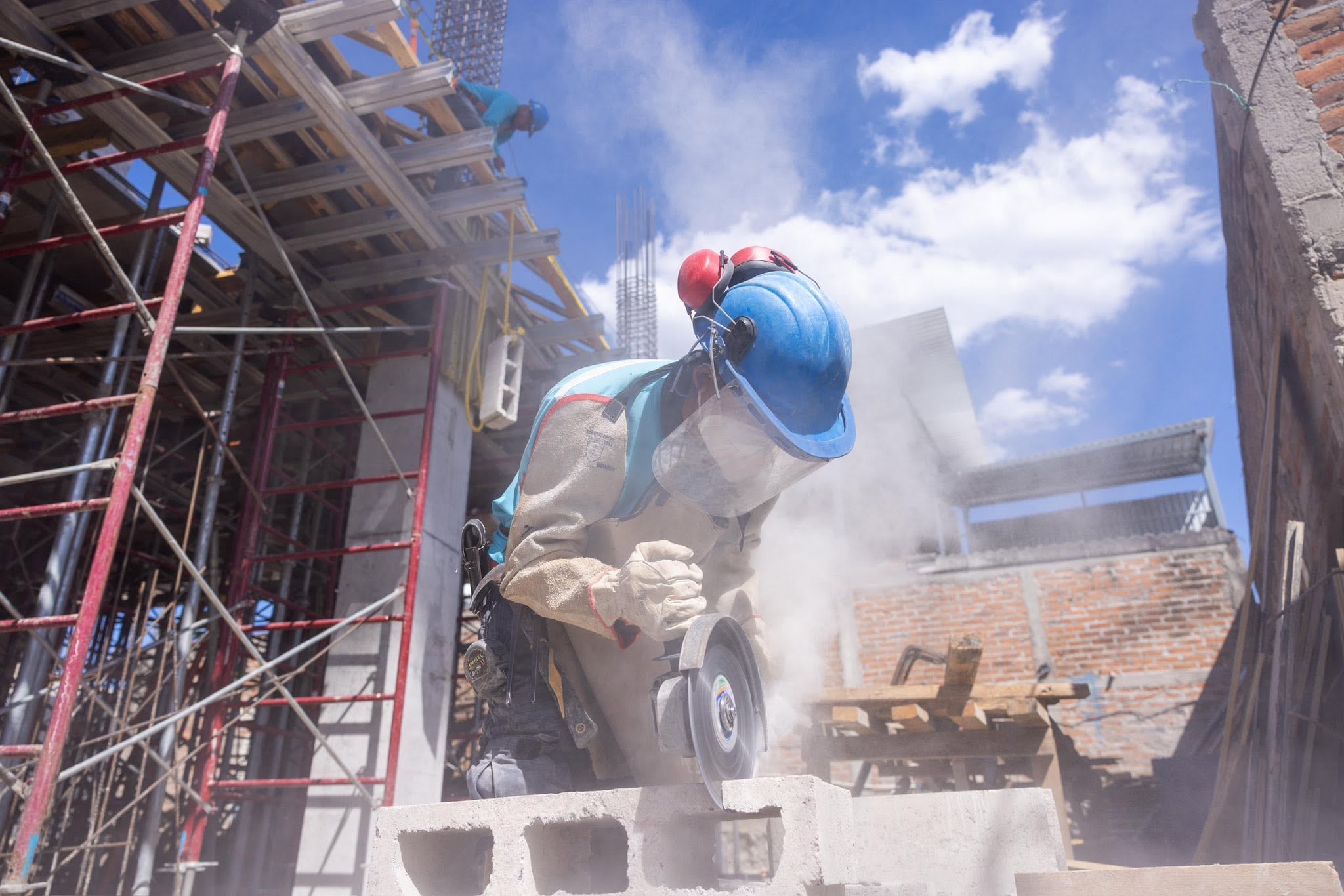 Las utilidades obtenidas por la empresa estatal en proyectos privados se destinarán al financiamiento de obras municipales. (Cortesía: Constructora El Salvador)