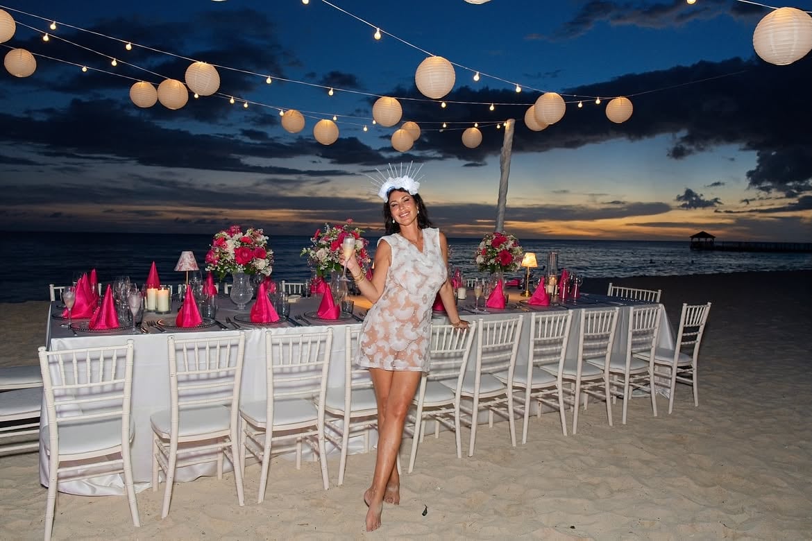 La ambientación del evento sobre la arena incluyó mesas con arreglos florales, velas y vestimenta blanca para los asistentes (Instagram)