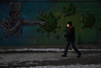 Un hombre caminando con mascarilla
