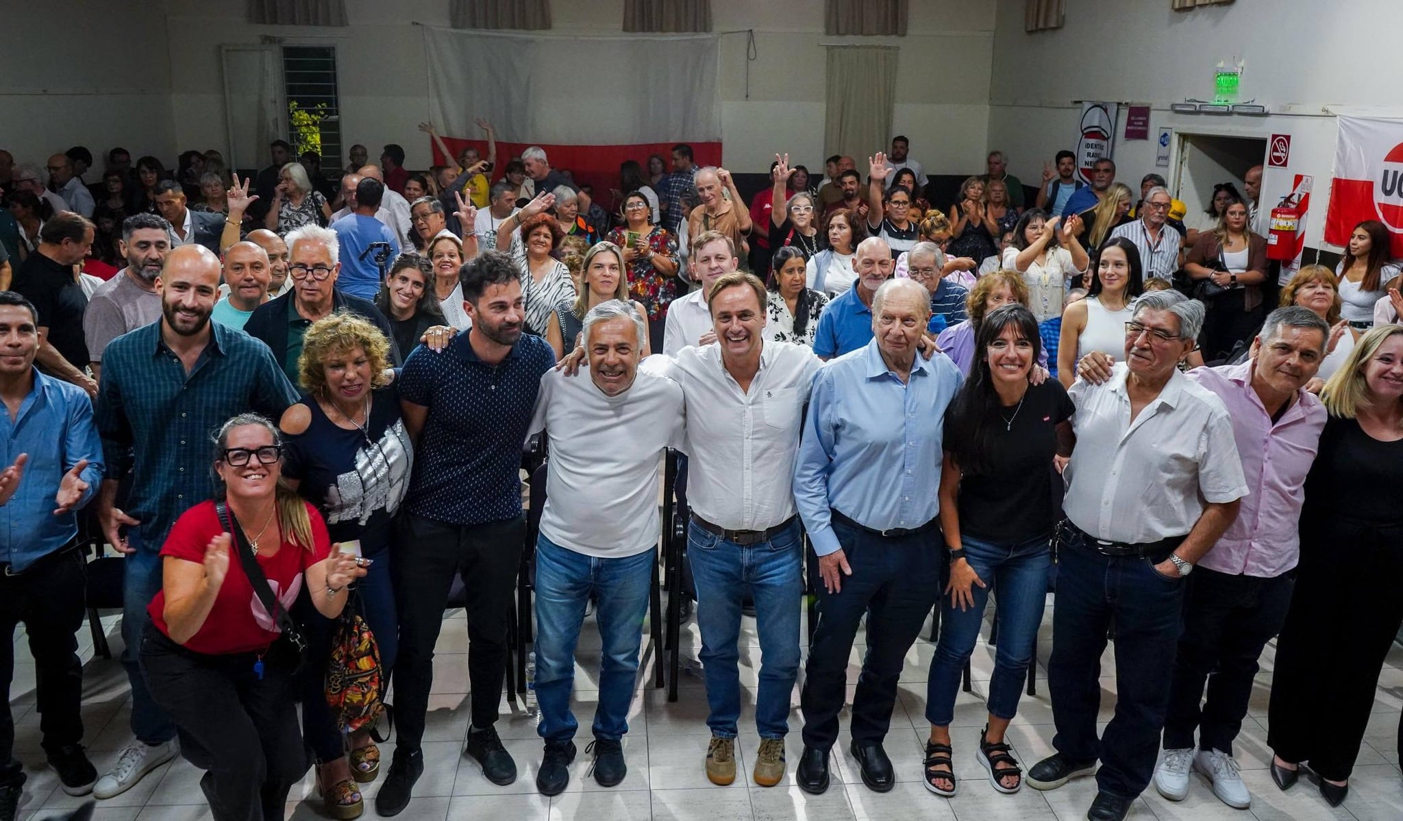 Alfredo Cornejo participó de la asunción de la nueva conducción de la UCR en Neuquén. Juan Peláez, el nuevo presidente del Comité, quiere una alianza con La Libertad Avanza