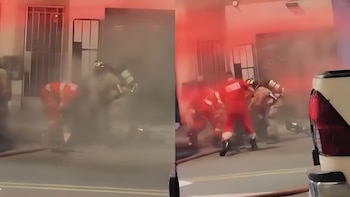 Bombero fue lanzado por los aires por una explosión mientras combatía incendio en una barbería del Cercado de Lima y quedó gravemente herido