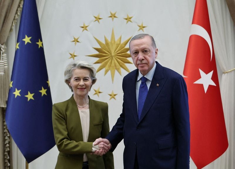 El presidente de Turquía, Recep Tayyip Erdogan, se reúne con la presidenta de la Comisión Europea, Ursula von der Leyen, en Ankara, Turquía (Oficina de Prensa Presidencial de Turquía/REUTERS/Archivo)