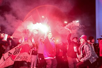 Las bengalas, los bombos y