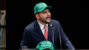 Con gorra estilo Trump, diputado del PRI llama ‘morenarcos’ a bancada de Morena en San Lázaro