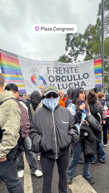 Con el rostro cubierto y acompañada por el músico Dillom, la artista se mezcló entre los manifestantes en Plaza Congreso