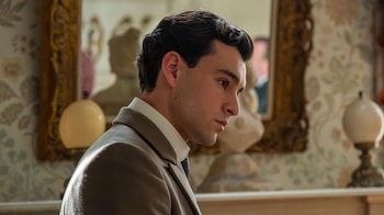 'La Promesa': El comportamiento de Curro alarma a Manuel y Alonso. (RTVE)