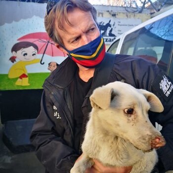 Paul "Pen" Farthing con un