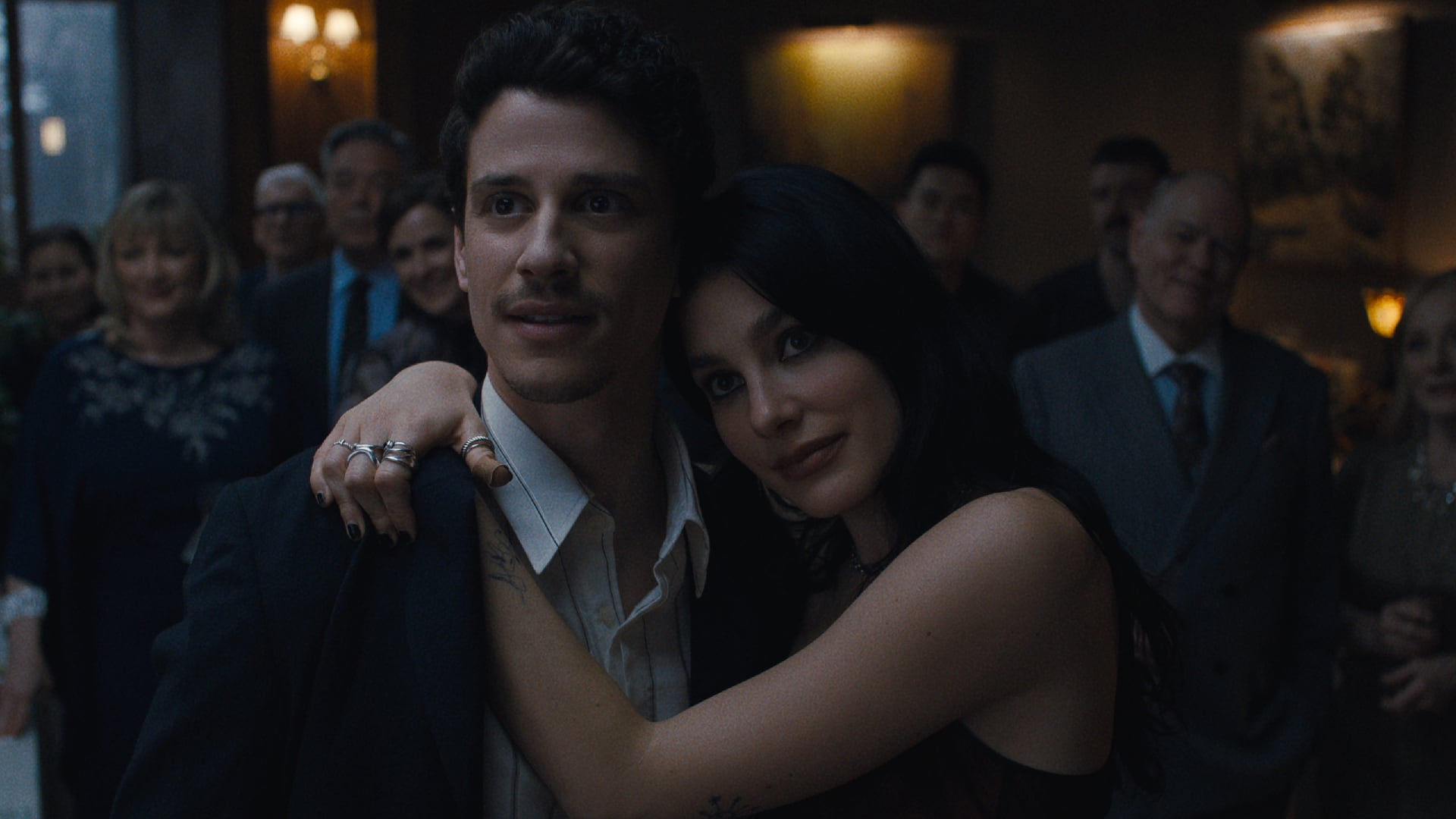 Los actores Adam DiMarco y Camila Morrone comparten teorías sobre el rumbo de sus personajes y la posibilidad de nuevas narrativas o saltos temporales (Netflix)