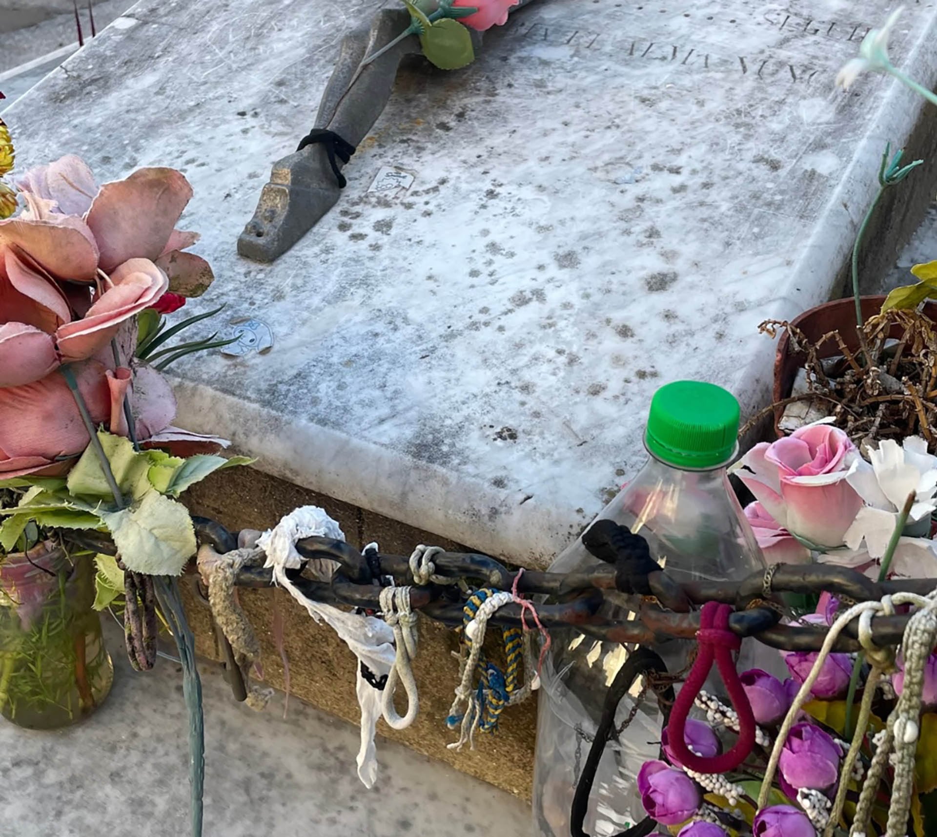 Las jóvenes son algunas de las principales visitantes de la tumba de Bertha Smith, a quien la tradición popular convirtió en una suerte de patrona de quienes buscan el amor