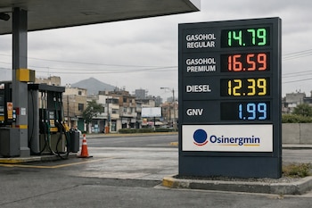 Cartel electrónico exhibe precios de combustibles (gasohol, diésel, GNV) en una estación de servicio gris en Lima. Se ven surtidores y el logo de Osinergmin.
