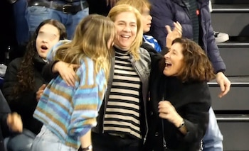 La infanta Cristina y Johanna Zott animan a Pablo Urdangarín desde las gradas en su partido de balonmano (Europa Press)