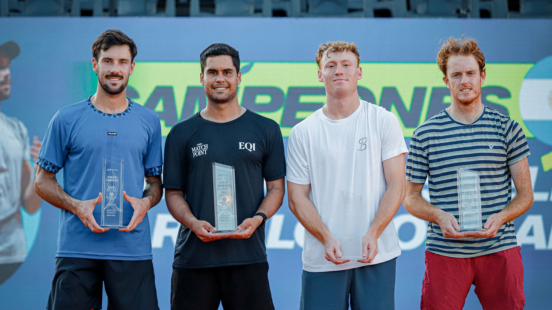 Mariano Kestelboim y Marcelo Zormann posan con el trofeo tras consagrarse campeones del Challenger de Asunción (Crédito: Prensa Asunción/Omar Rasjido)