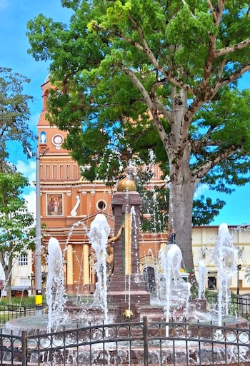 El parque principal Carlos Segismundo de Greiff y la Iglesia de la Inmaculada Concepción concentran la arquitectura y los referentes históricos del casco urbano de Amalfi - crédito Pueblos de Antioquia/Facebook