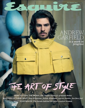 Andrew Garfield viste una prenda amarilla sobre un abrigo beige en la portada de la revista Esquire con el texto The Art of Style