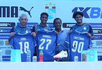 Julio César Uribe junto a