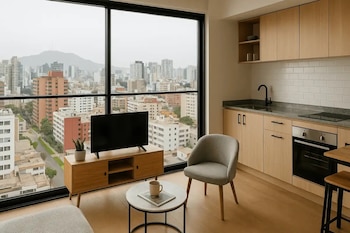 La distribución del departamento también resulta clave. Ambientes bien diseñados, con iluminación y ventilación natural, aumentan el confort y hacen más atractivo el inmueble a futuro.