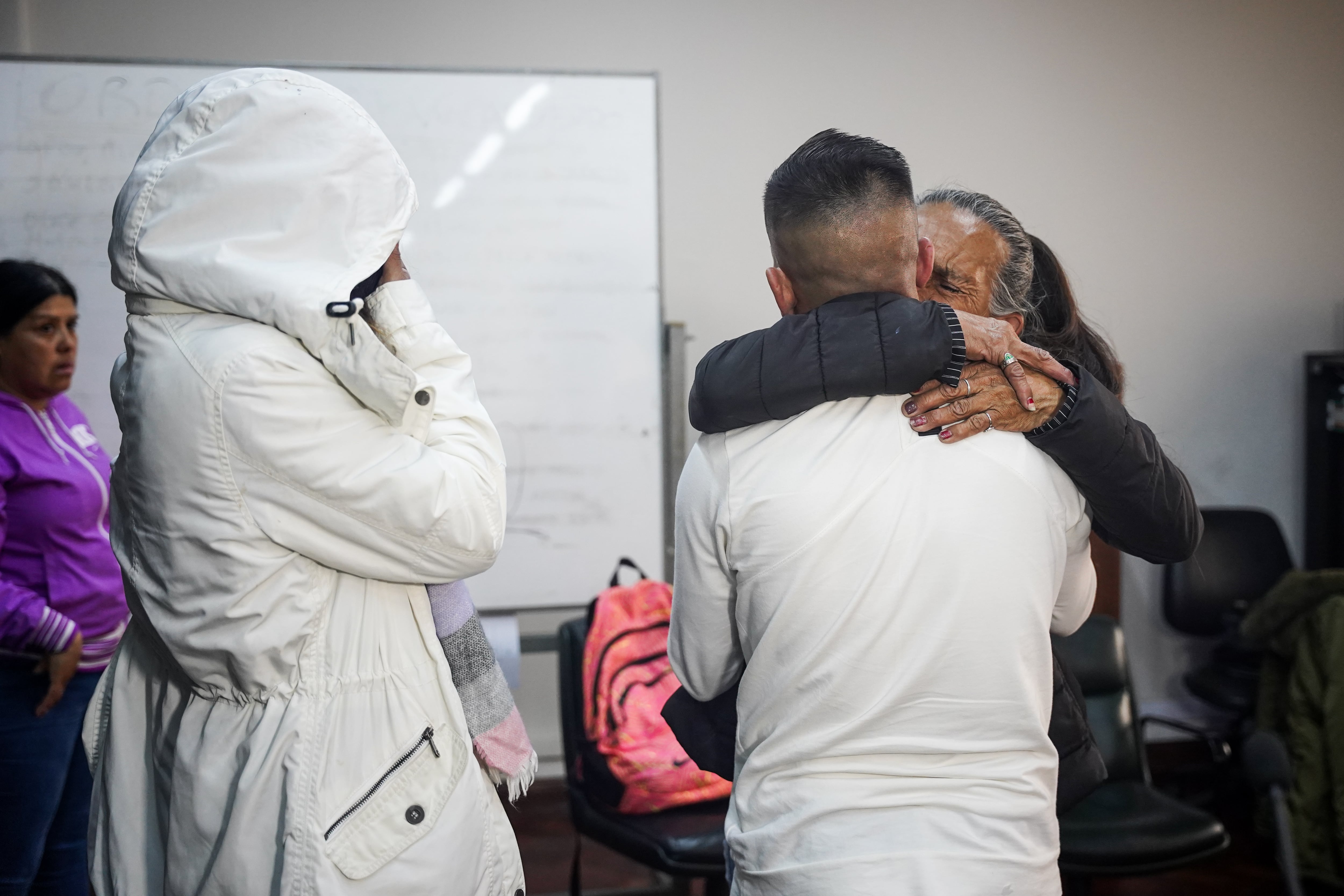 El condenado abrazado por su mamá tras el veredicto