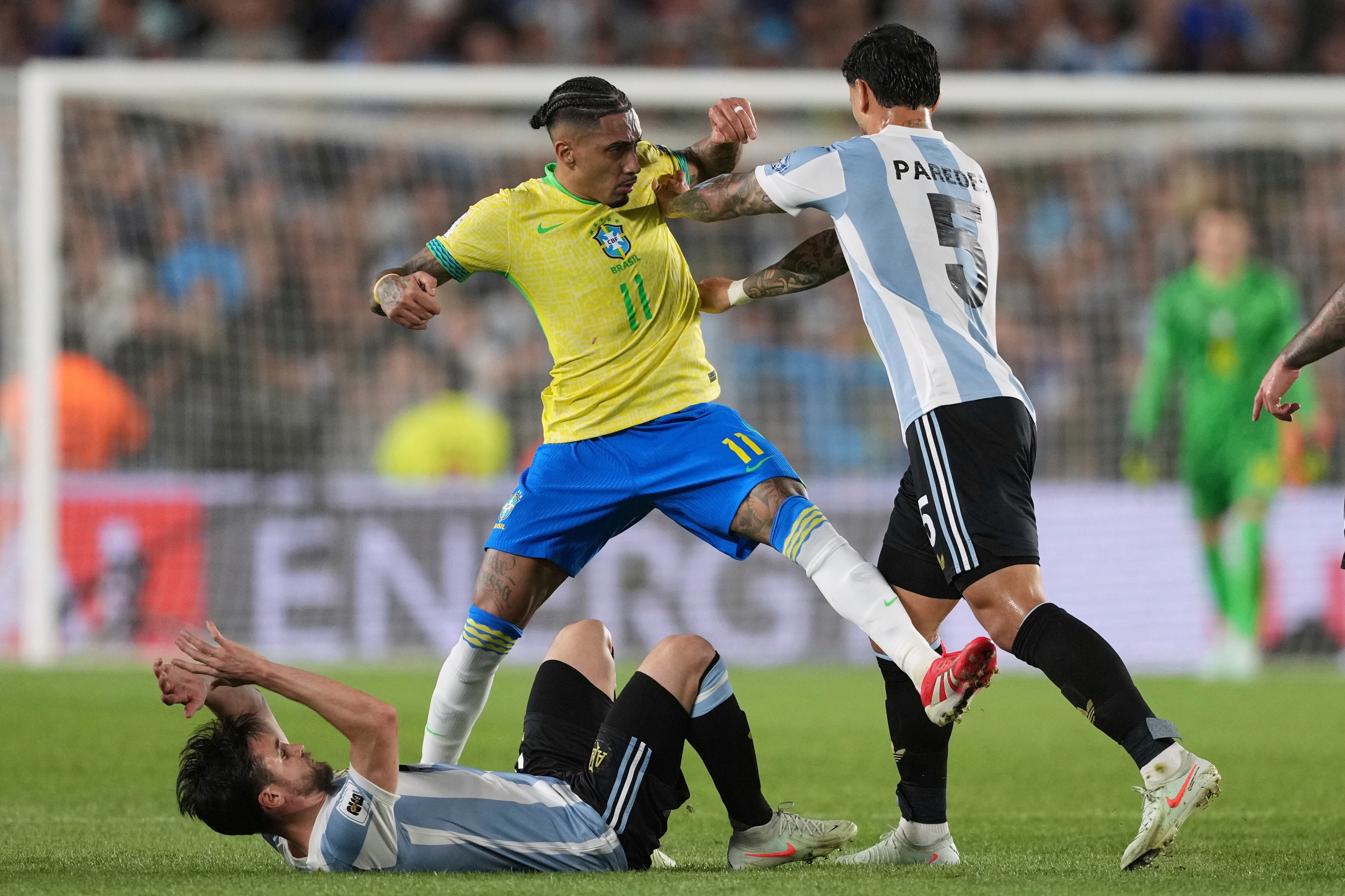 Roce con Paredes en pleno clásico: el mediocampista de la Roma contó que las declaraciones de Raphinha corrieron como pólvora en el Grupo de WhatsApp de la selección argentina (AP Foto/Natacha Pisarenko)
