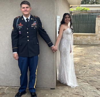El sargento Matthew Blank y su esposa Annie Ramos, de origen hondureño, en una imagen previa al incidente que derivó en la detención de Ramos por agentes de ICE en Luisiana (Foto cortesía ABC7).
