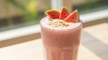 Licuado de guayaba, avena y miel: vitamina C, fibra y energía natural en minutos