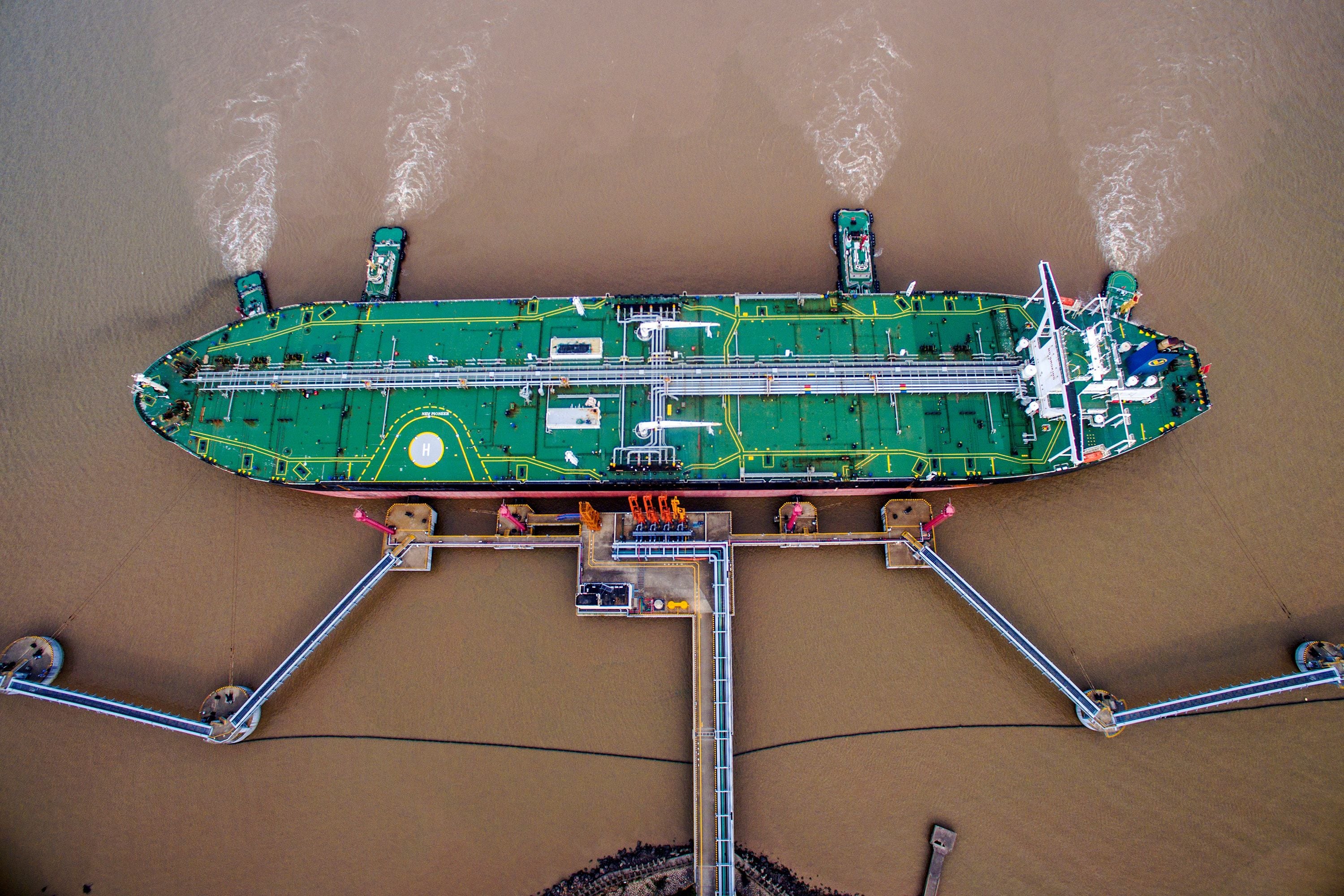 Un buque cisterna descarga crudo en una terminal de Zhoushan, China. Las refinerías chinas son el destino final del petróleo iraní transportado por la flota fantasma. (Reuters/archivo)