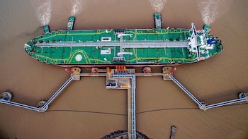 Petróleo iraní en refinerías chinas: el circuito clandestino que genera USD 31 mil millones anuales al régimen de Teherán