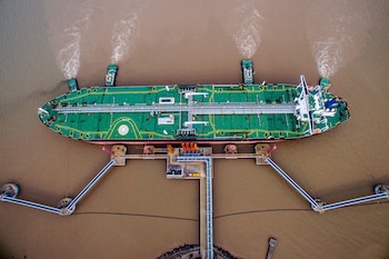 Un buque cisterna descarga crudo en una terminal de Zhoushan, China. Las refinerías chinas son el destino final del petróleo iraní transportado por la flota fantasma. (Reuters/archivo)