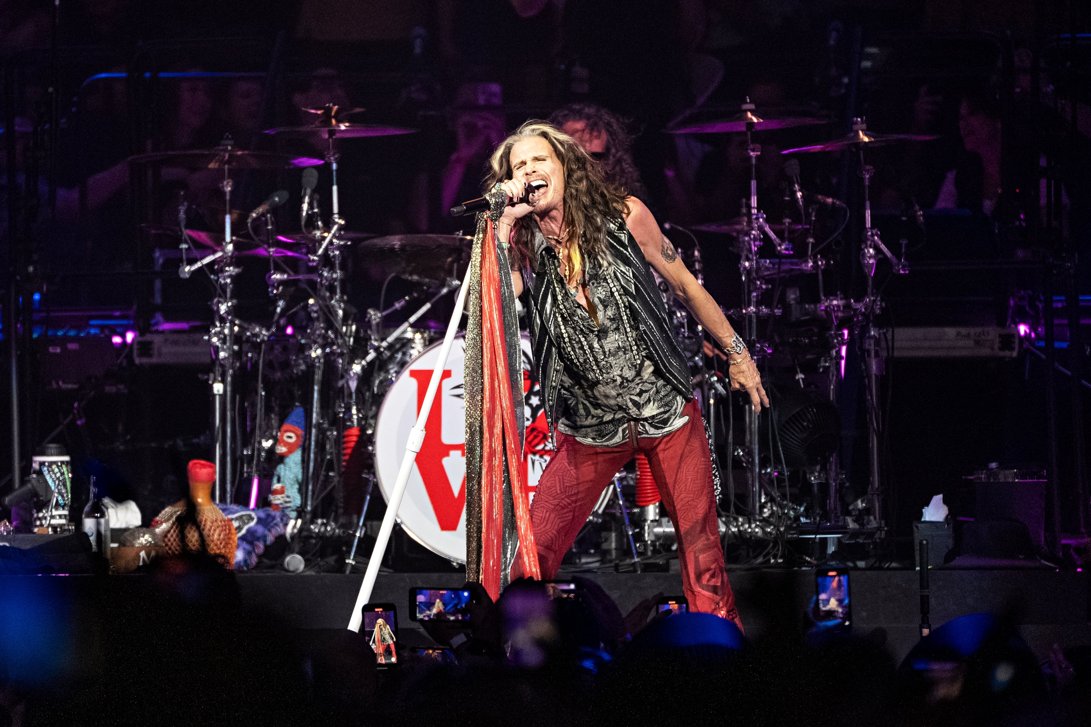 Steven Tyler no presentó problemas visibles al momento de cantar, pero sí luchó contra su monitor al no escucharse durante la interpretación de 