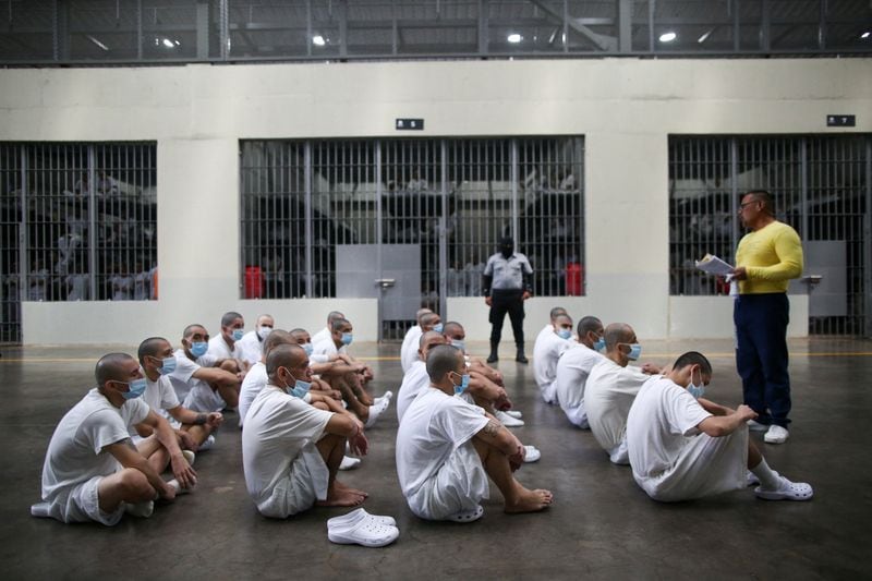 Flávio Bolsonaro propuso la construcción de cinco megaprisiones en Brasil según el modelo de seguridad de Nayib Bukele en El Salvador. (REUTERS/Jose Cabezas)