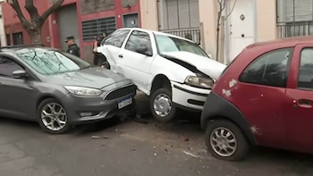 Una mujer alcoholizada chocó con su auto a cuatro vehículos estacionados en el barrio porteño de Flores