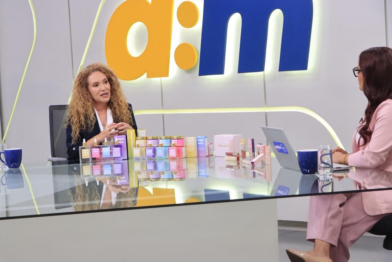Mancía presentó una parte de sus productos durante la entrevista televisiva./ (Entrevista AM)