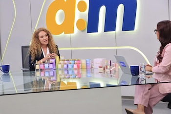 Mancía presentó una parte de sus productos durante la entrevista televisiva./ (Entrevista AM)