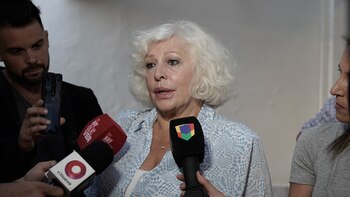 Luisa Albinoni hablando con los medios