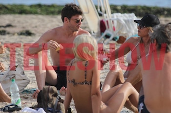 Andrea Bursten con su acompañante en José Ignacio