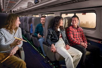 El Pacific Surfliner, gestionado por la autoridad ferroviaria regional LOSSAN Rail Corridor Agency, se presenta como una alternativa al tráfico vehicular gracias a sus servicios a bordo, como asientos cómodos, tomas de corriente y conexión Wi-Fi gratuita. Foto: Sitio oficial de Amtrack