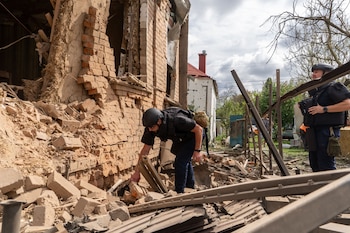 Rescatistas buscan entre los escombros de una vivienda destruida por un drone ruso en Kharkiv, Ucrania (26 de julio de 2026, AP Photo/Andrii Marienko).