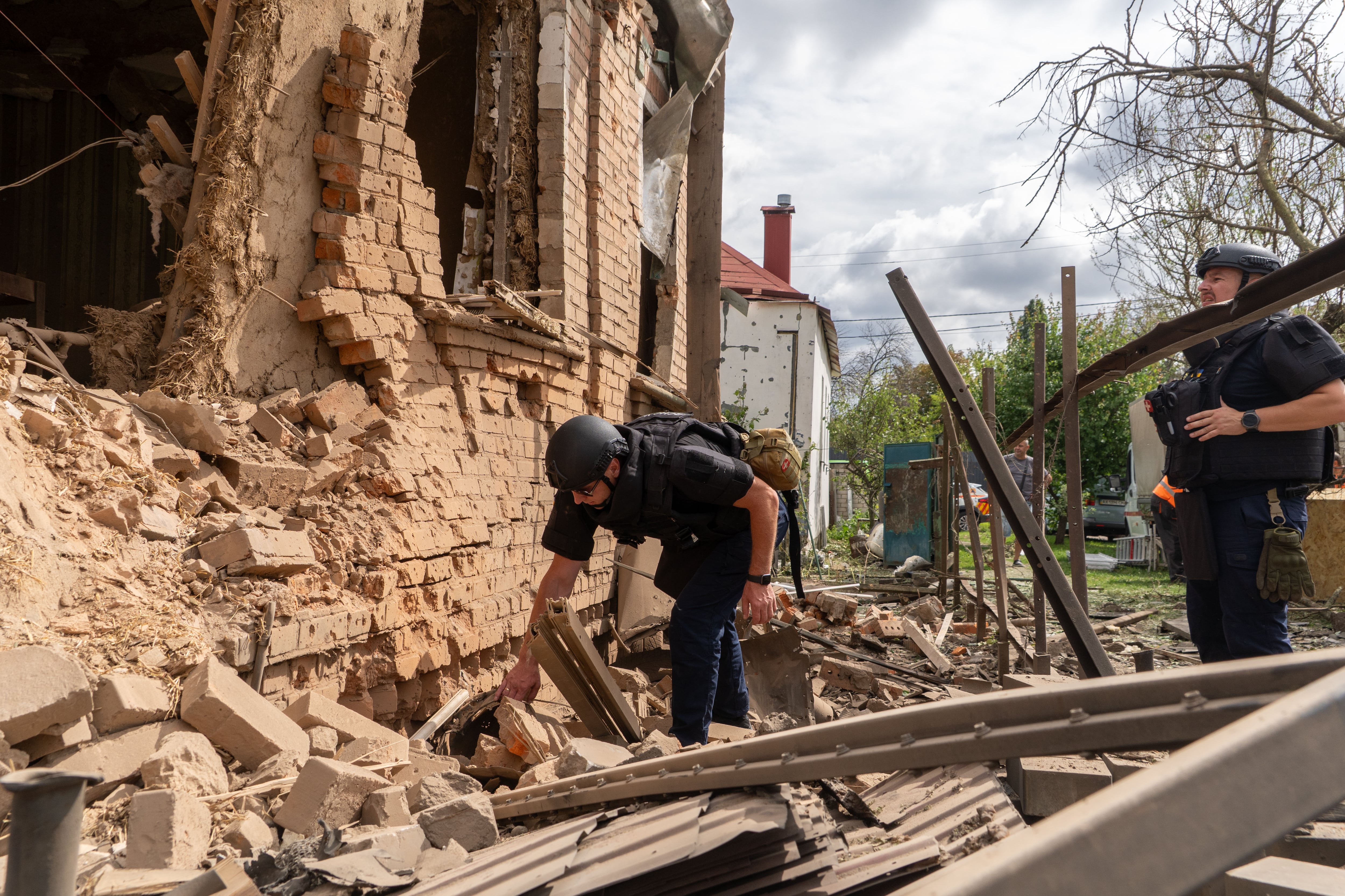 Rescatistas buscan entre los escombros de una vivienda destruida por un drone ruso en Kharkiv, Ucrania (26 de julio de 2026, AP Photo/Andrii Marienko).