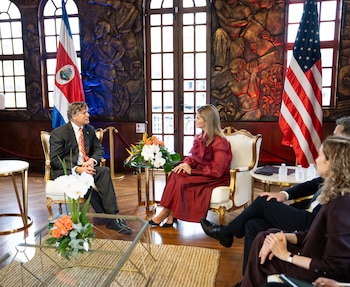 La fotografía distribuida por la Presidencia de Costa Rica muestra al subsecretario de Estado de Estados Unidos, Christopher Landau (izquierda), conversando con la presidenta electa de Costa Rica, Laura Fernández, en el Museo de Arte de Costa Rica en San José, el 7 de mayo de 2026. Laura Fernández tomará posesión como nueva presidenta de Costa Rica el 8 de mayo de 2026. (Photo by Handout / Costa Rican presidency / AFP) / RESTRICTED TO EDITORIAL USE - MANDATORY CREDIT "AFP PHOTO / Costa Rican Presidency" - HANDOUT - NO MARKETING NO ADVERTISING CAMPAIGNS - DISTRIBUTED AS A SERVICE TO CLIENTS
